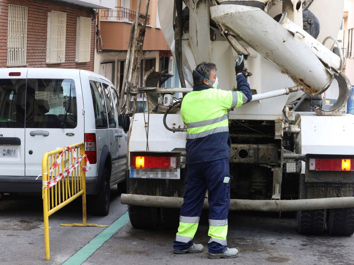 Foto: Un trabajador de la construcción en una obra de Salamanca hace apenas dos semanas. (EFE)