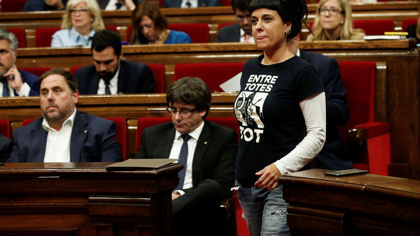 Carles Puigdemont y Oriol Junqueras, junto a Anna Gabriel (CUP), el pasado martes. (Reuters)