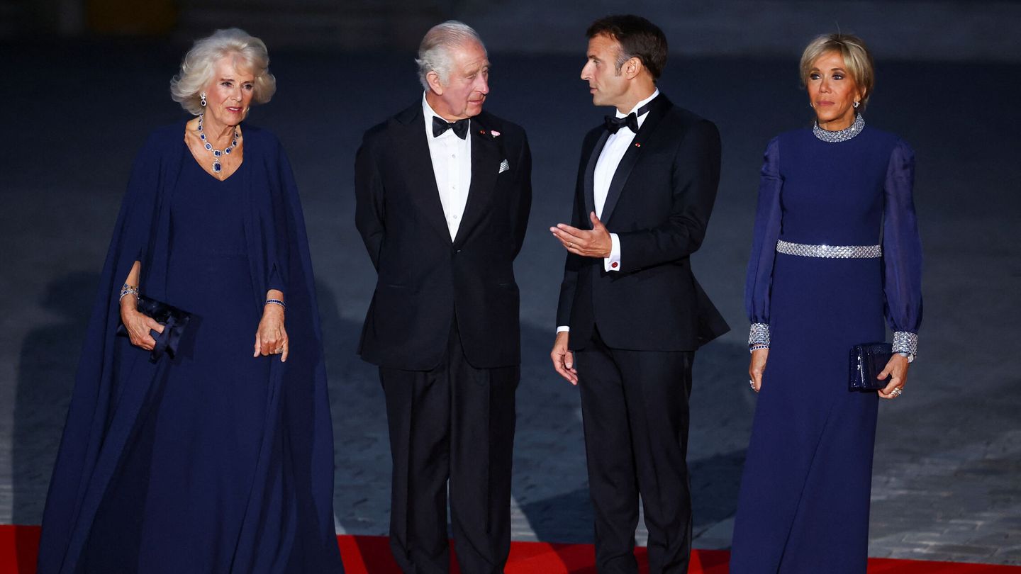 Carlos III y Camila junto a Brigitte y Emmanuel Macron en el palacio de Versalles. (Reuters)