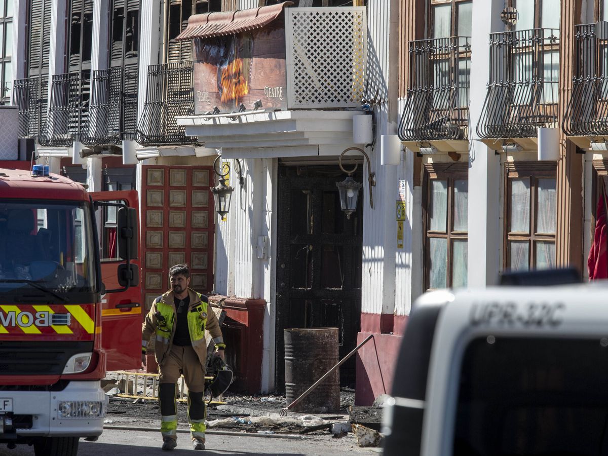 Foto: Un bombero en la puerta de la discoteca La Fonda de Murcia. (EFE/Marcial Guillén)