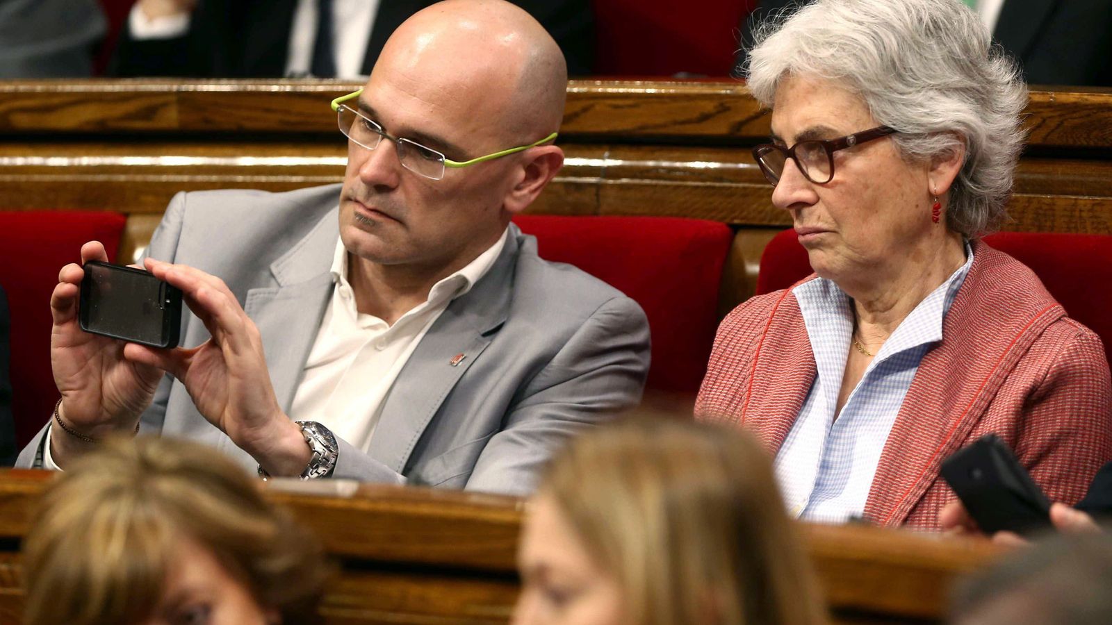 Foto: Muriel Casals, junto a Raül Romeva, en el Parlament. (EFE)