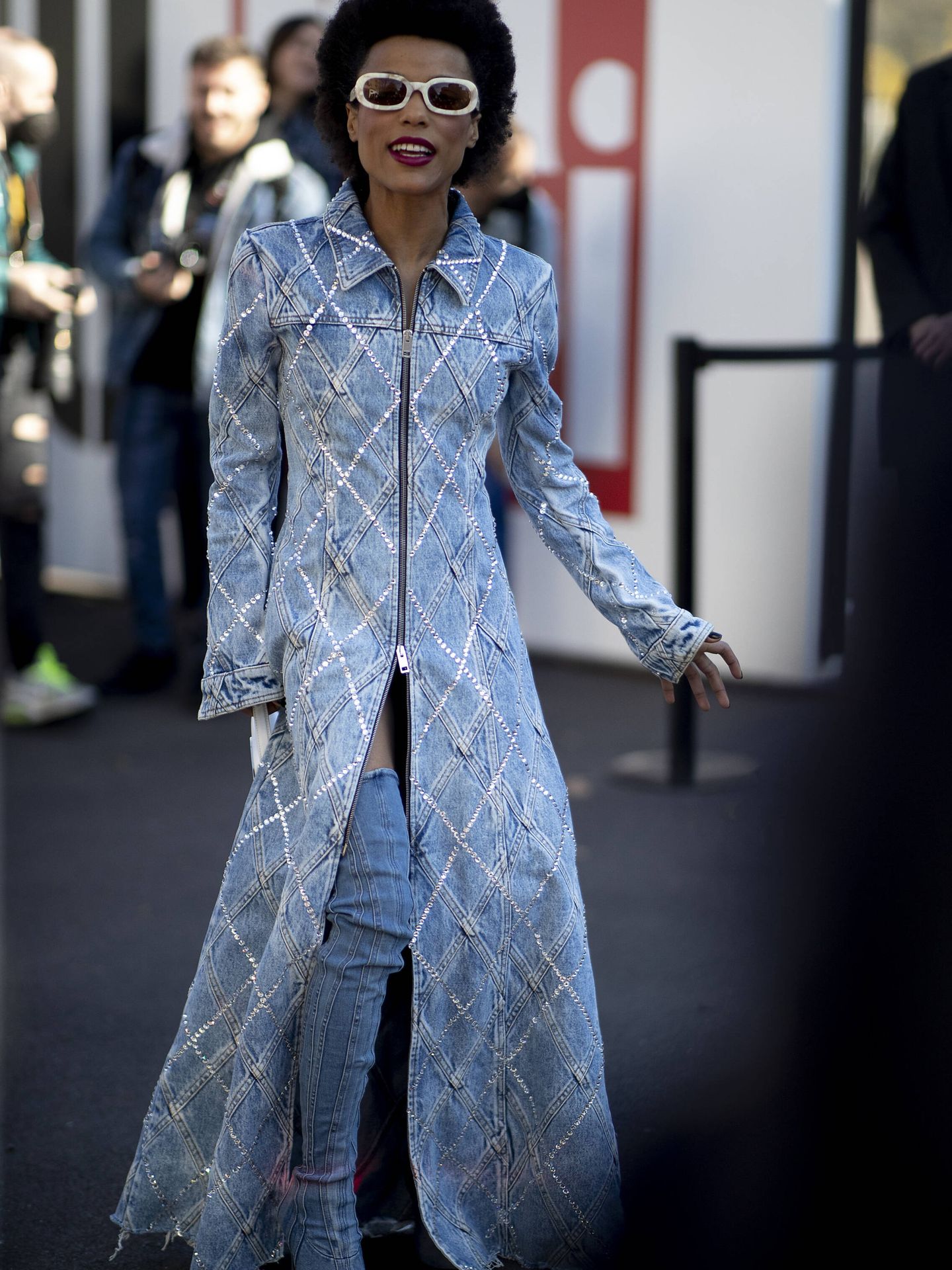 Apostando por el 'total denim' en el street style de la Fashion Week de Milán. (Imaxtree)