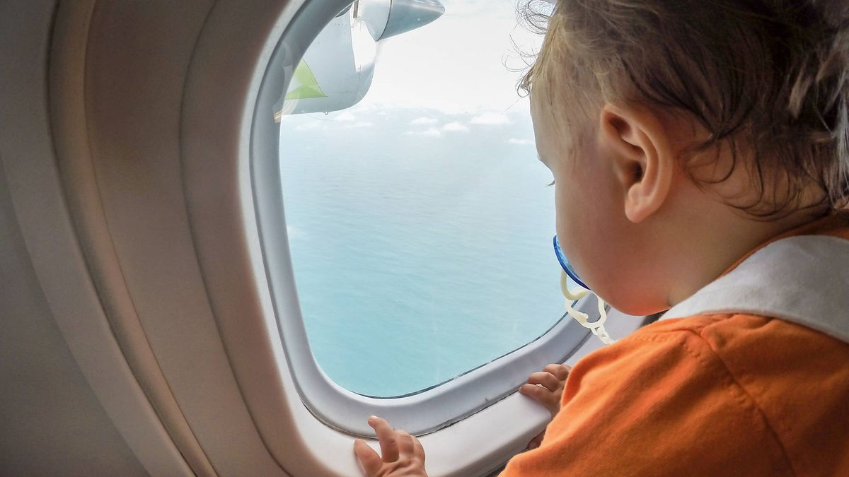 Una madre da a luz en un avión y su hijo tendrá vuelos gratis de por vida