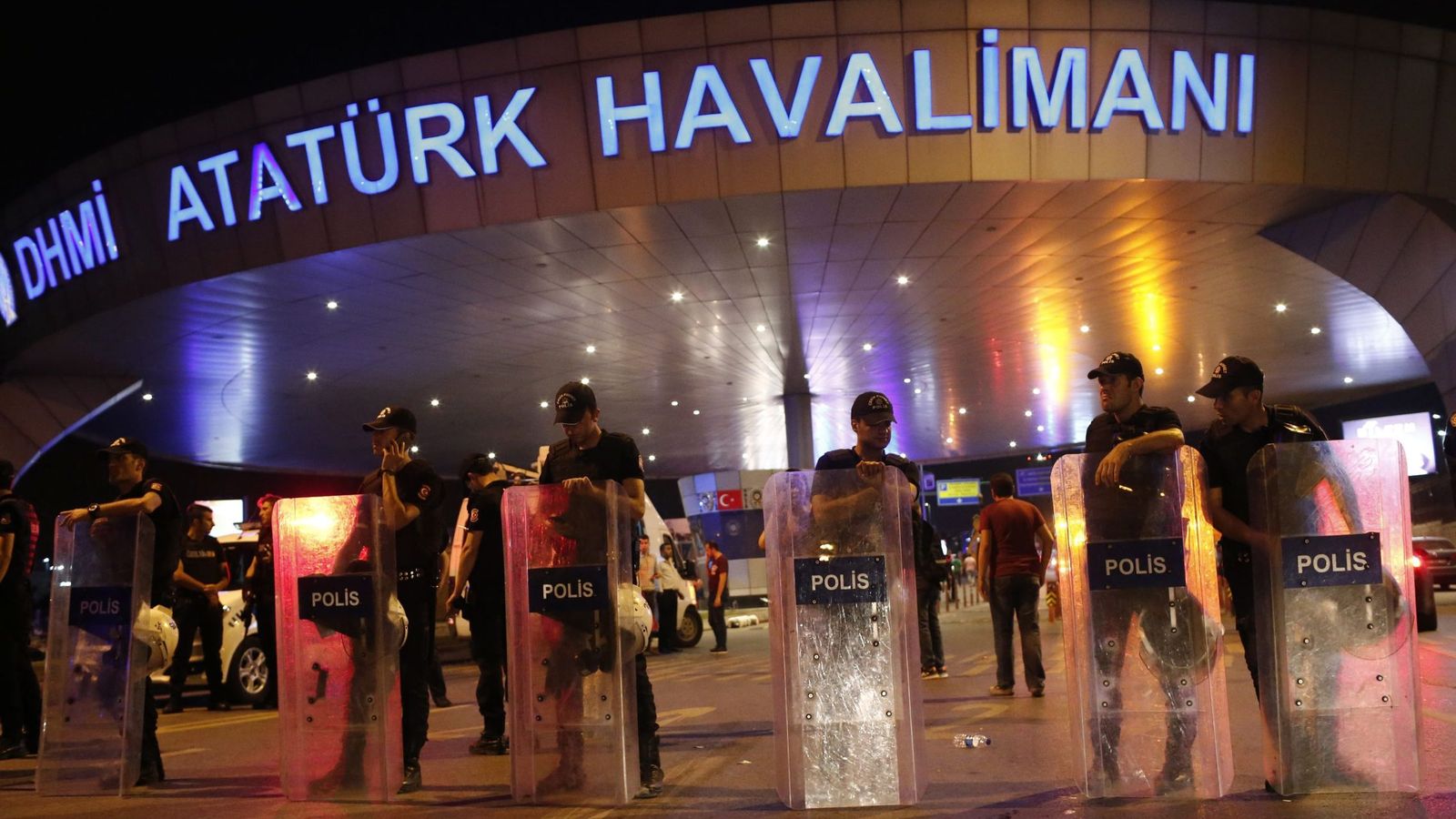 Foto: La policía turca trata de proteger el exterior del aeropuerto Atatürk (Efe).