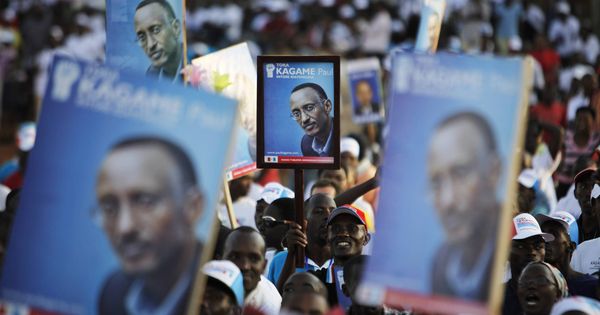 Foto: Ruandeses con carteles de Paul Kagame durante un mitin electoral en Kigali. (Reuters)