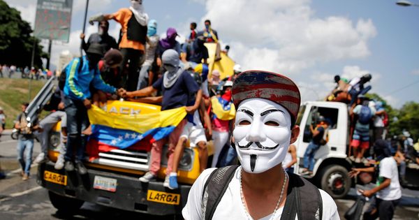 Foto: Un manifestante con una máscara de Guy Fawkes durante los disturbios contra el presidente Maduro en Caracas, en junio de 2017. (Reuters)