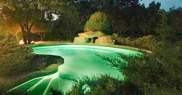 Foto: La piscina de Villa Podemos en modo 'Showgirls'.