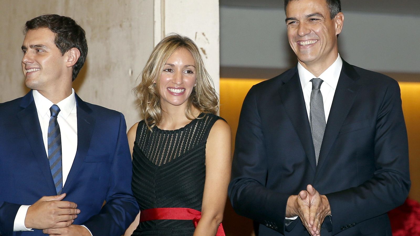 Foto: Albert Rivera y su pareja, junto a Pedro Sánchez, a su llegada a la cena del fallo del Premio Planeta, el pasado 15 de octubre en Barcelona. (EFE)