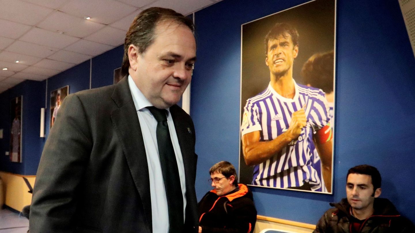 El presidente de la Real Sociedad, Jokin Aperribay, con una imagen de Xabi Prieto al fondo, antes de su rueda de prensa en Anoeta. (EFE)