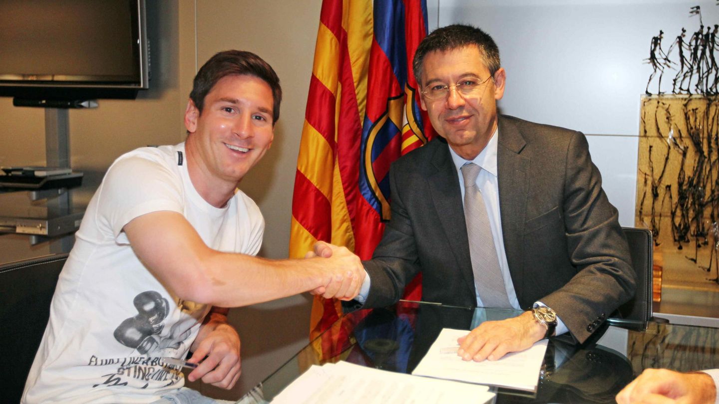 Messi y Bartomeu en 2014, en una de las innumerables renovaciones del jugador. (EFE)