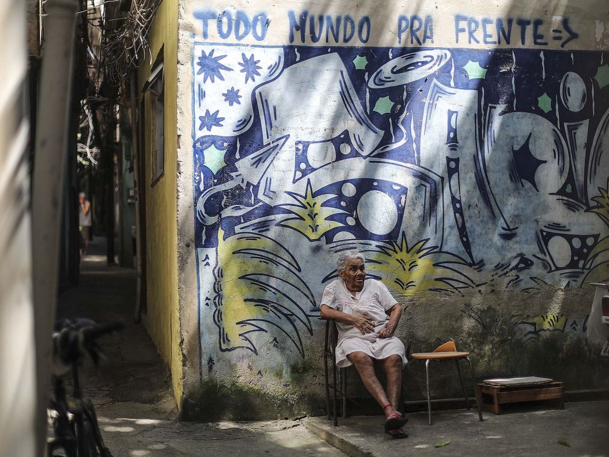 Foto: Una anciana, en una favela de Río de Janeiro. (EFE)