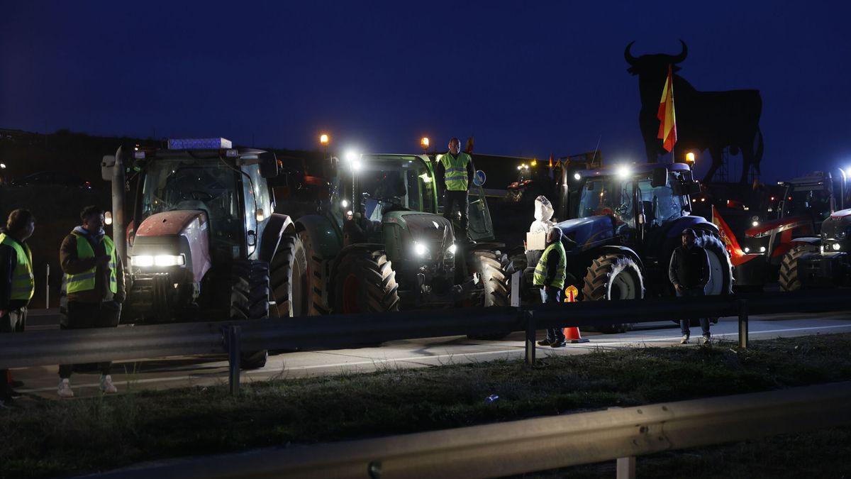 Los agricultores sacan los tractores: cortan la A-4 en Toledo y la A-2 en Zaragoza y bloquean el puerto de Málaga