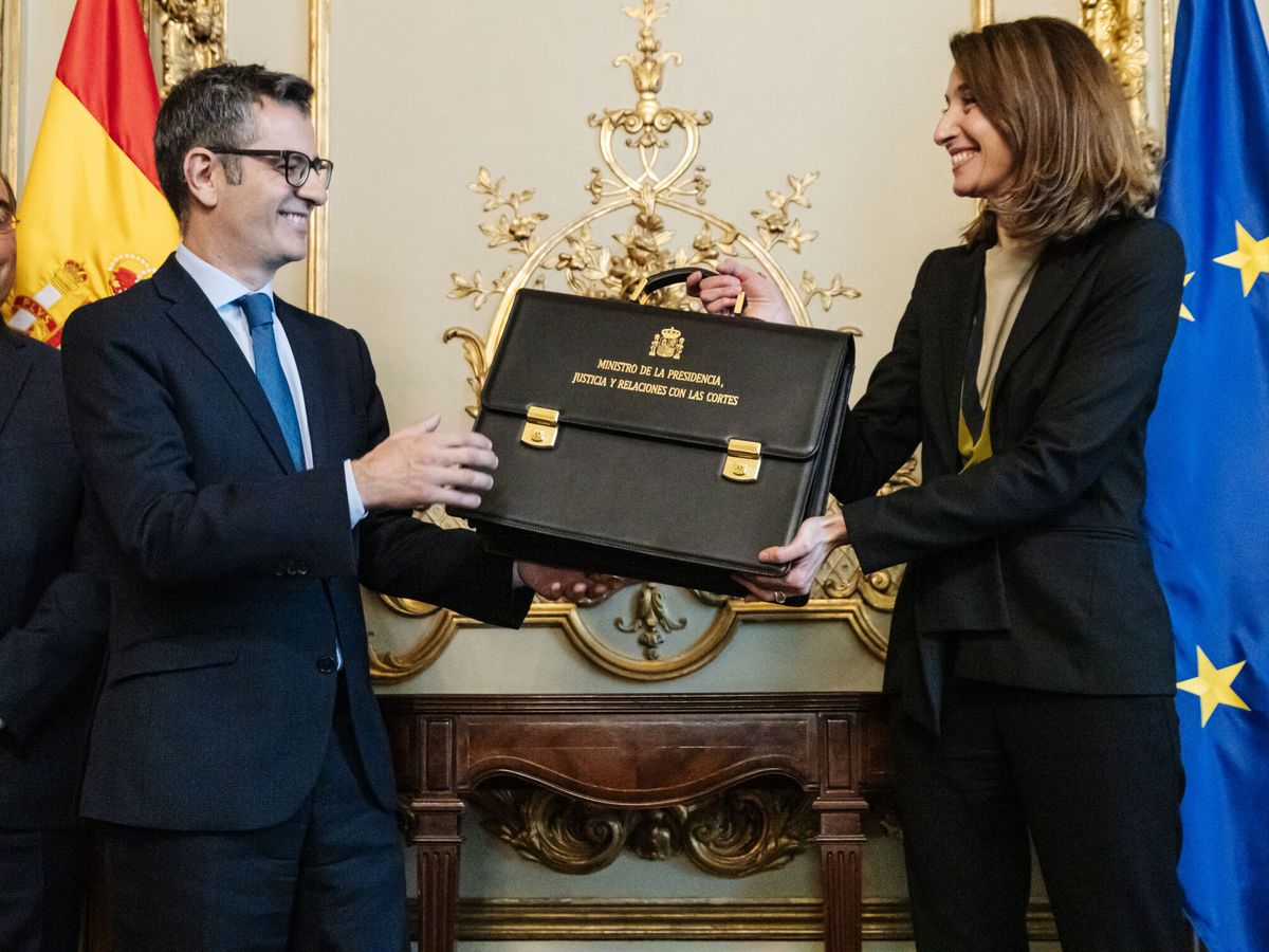 Foto: Félix Bolaños recibe la cartera de Pilar Llop, en el Ministerio de Justicia. (Europa Press / Carlos Luján)