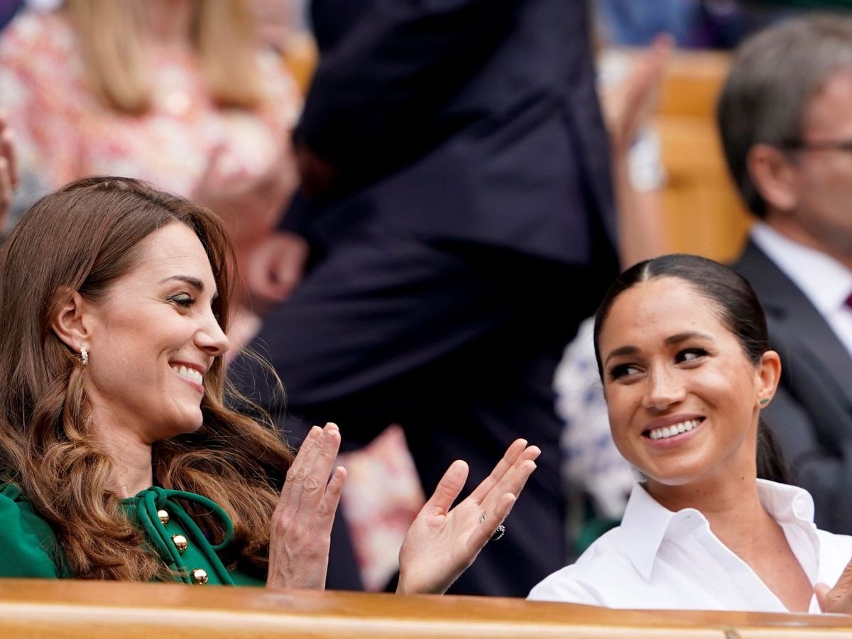 Foto: Meghan y Kate, en la final femenina de Wimbledon. (EFE)