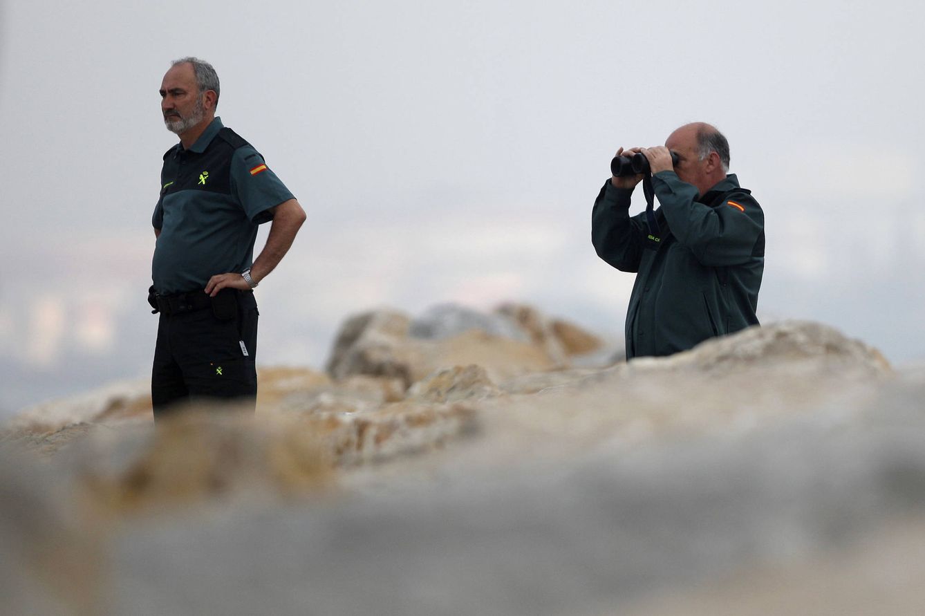Dos agentes de la Guardia Civil controlan la bahía de Algeciras. (Reuters)