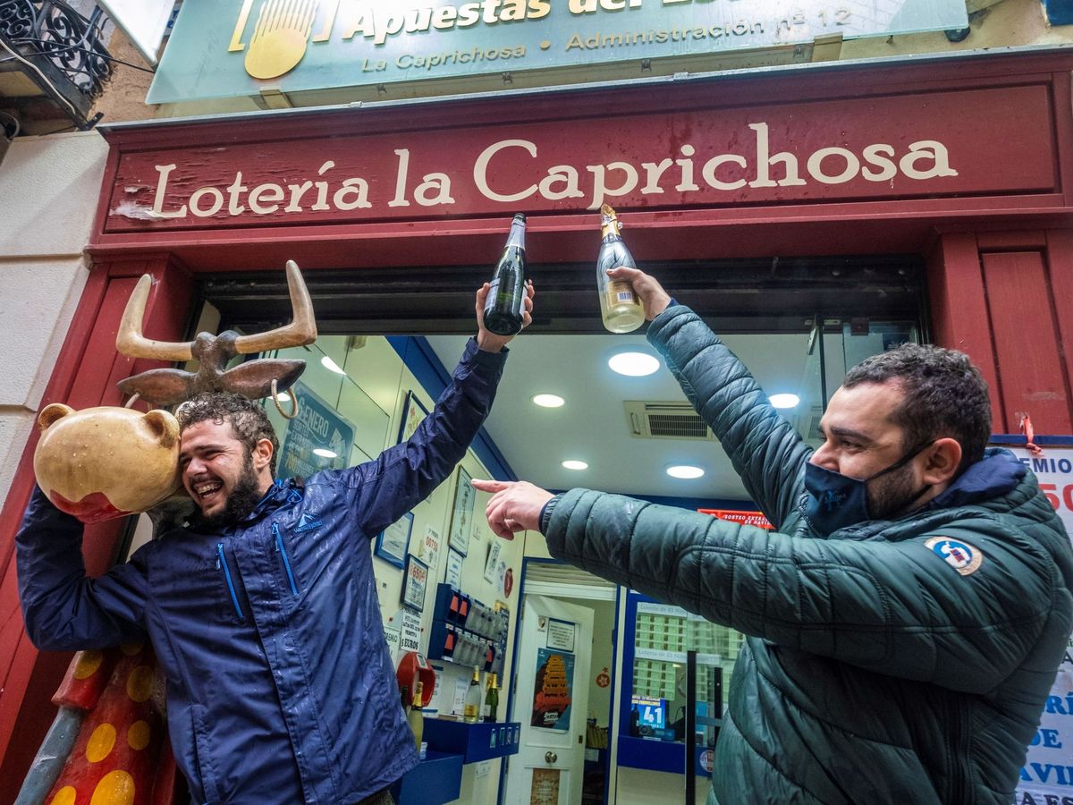 Foto: Dos personas celebran un tercer premio de la Lotería de Navidad (EFE/Visdómine)