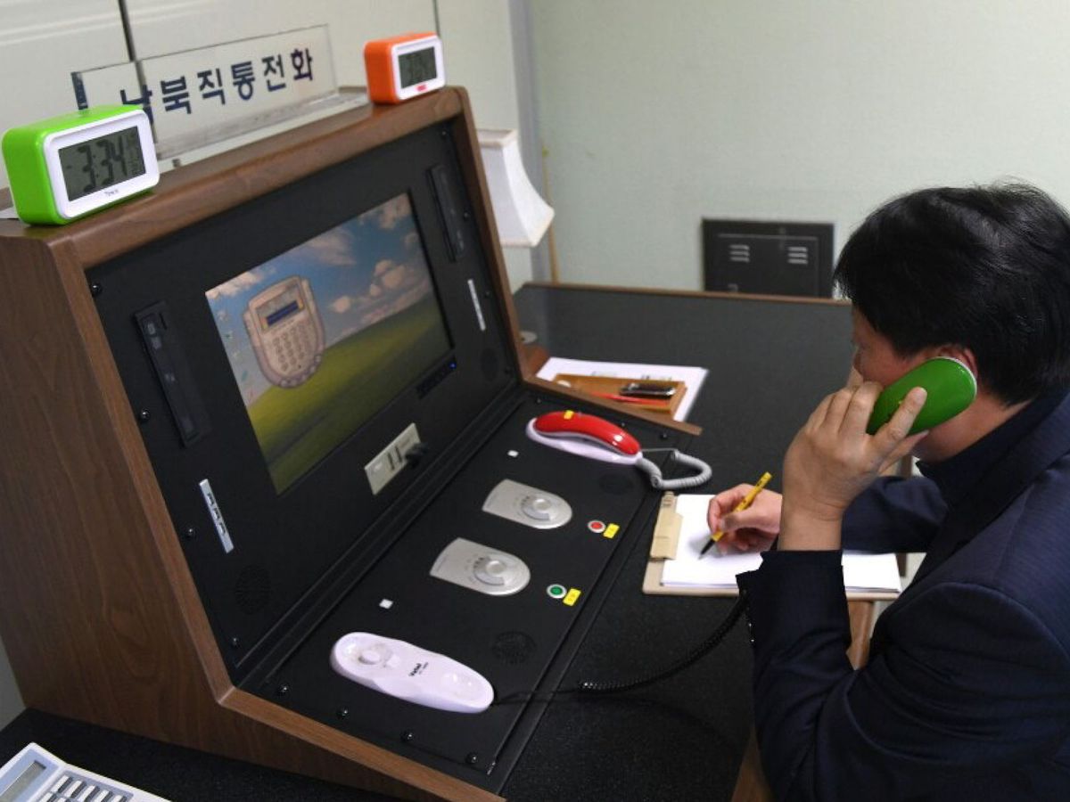 Foto: Un oficial surcoreano estableciendo contacto con la línea que mantiene el país con Corea del Norte.  (EFE)