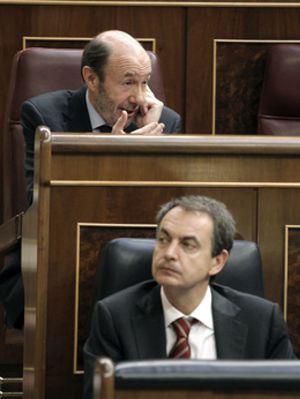 Rubalcaba se adelanta a Chacón enarbolando las leyes que no aprobó Zapatero