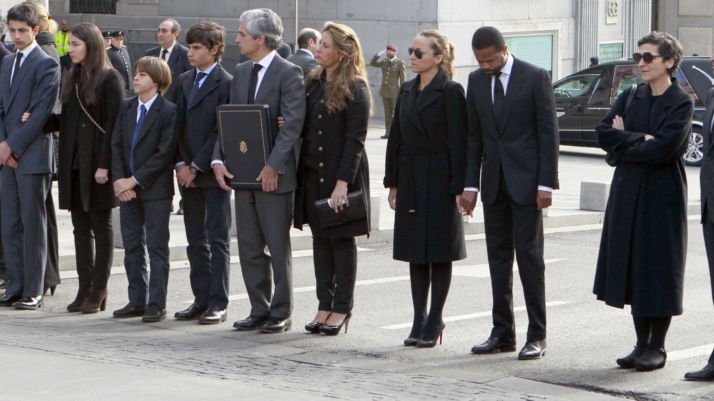 La familia Suárez, a su llegada al Palacio de los Diputados. (I.C.)