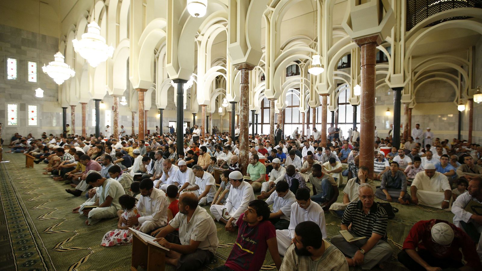 Foto: Un grupo de musulmanes reza en la mezquita de la M-30 de Madrid. (EFE)