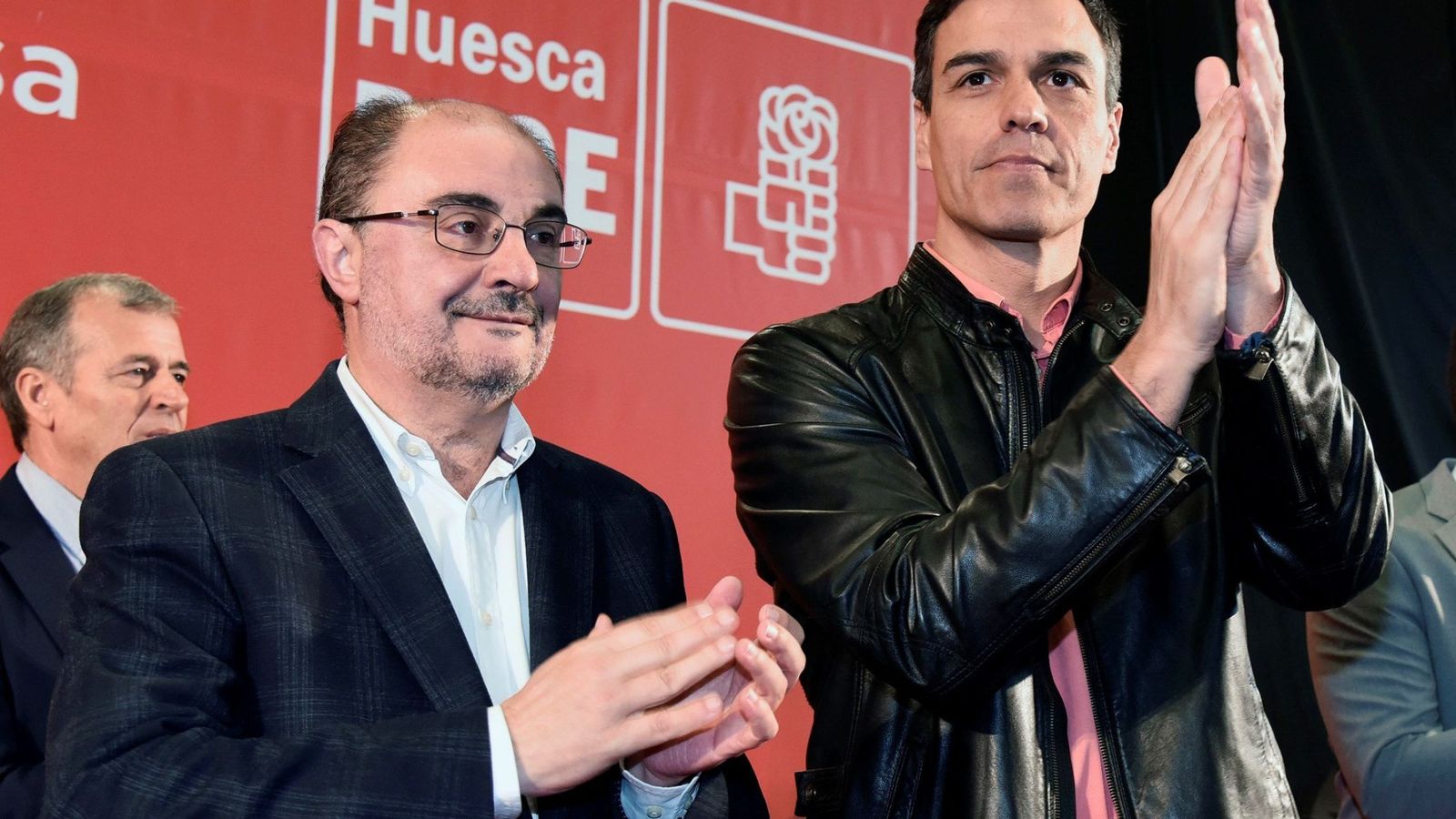 Foto: Pedro Sánchez, junto al presidente de Aragón y secretario regional, Javier Lambán, este 8 de abril en Ayerbe (Huesca). (EFE)