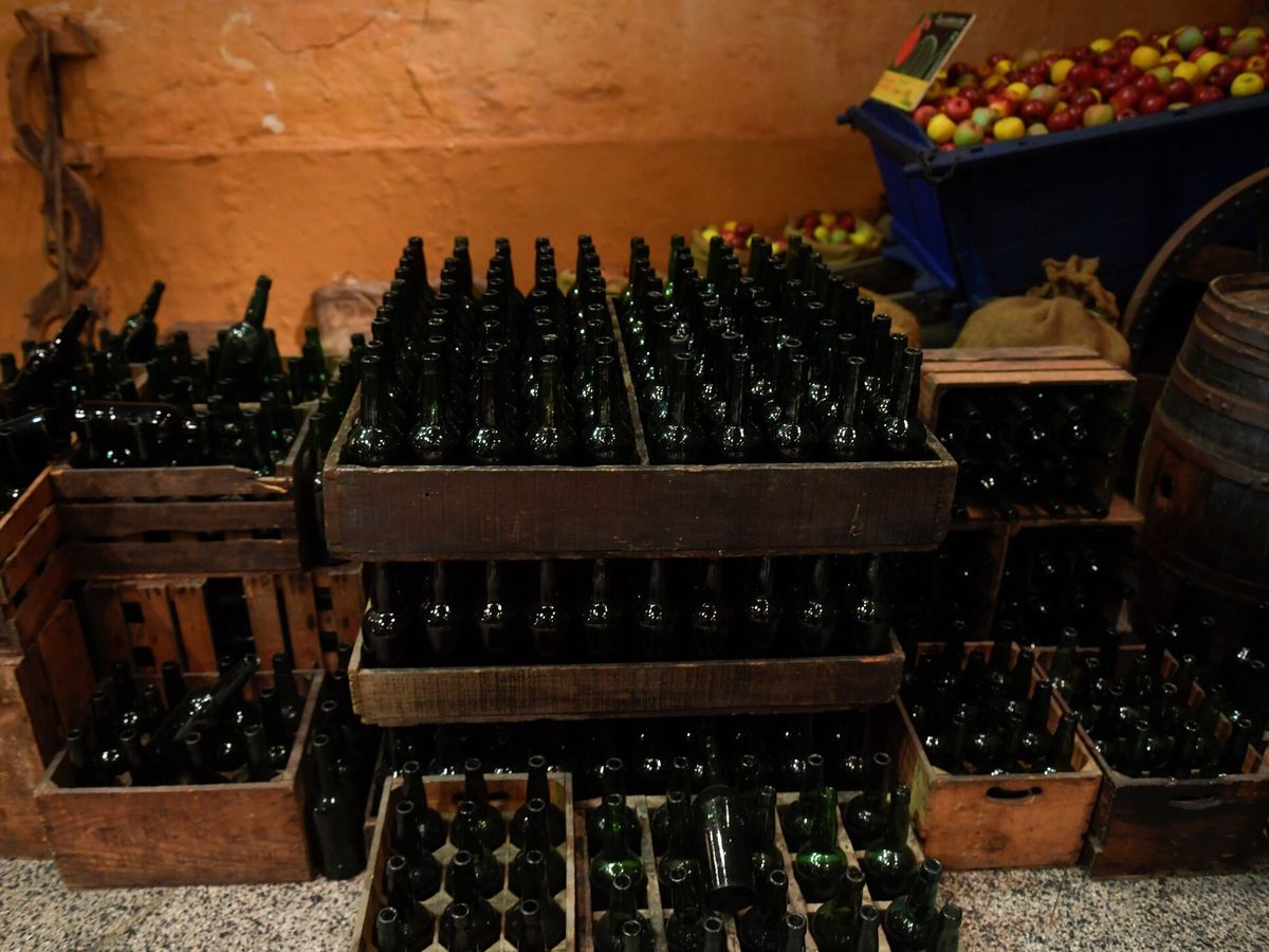 Foto: Botellas de sidra en una fotografía de archivo. (EFE/Eloy Alonso)