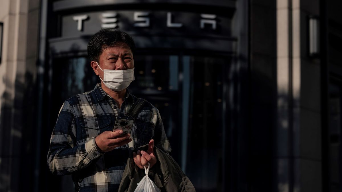 Tesla ofrece sacos de dormir a su plantilla en China durante el peor brote covid desde Wuhan