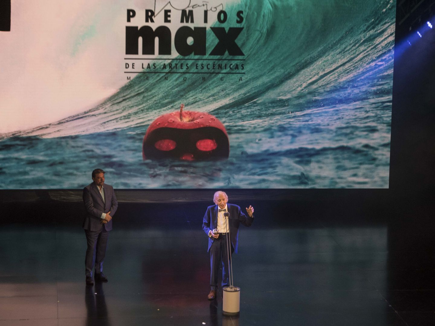 MAHÓN (MENORCA), 06 06 2022.- El dramaturgo José Luis Alonso de Santos (d) ofrece un discurso tras recibir el Premio de Honor durante la gala de los XXV Premios Max de las Artes Escénicas en el Teatre Principal de Maó (Menorca), este lunes. EFE  David Arquimbau Sintes 