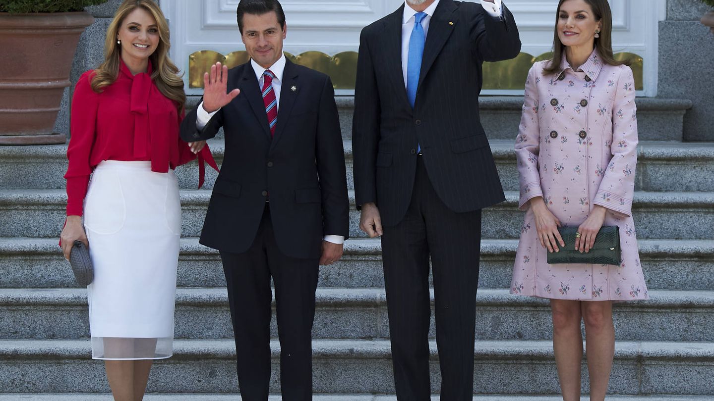 Peña Nieto y Angélica Rivera, recibidos en España por los reyes Felipe y Letizia. (Getty)