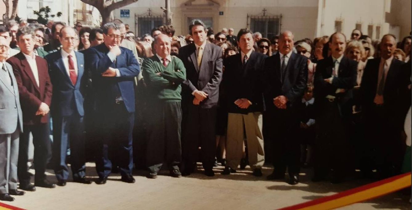 Antonio Martínez García —el cuarto por la izquierda— y Antonio Pérez —segundo por la derecha—, último alcalde Antonio, en la inauguración del Museo de Semana Santa en 1995.