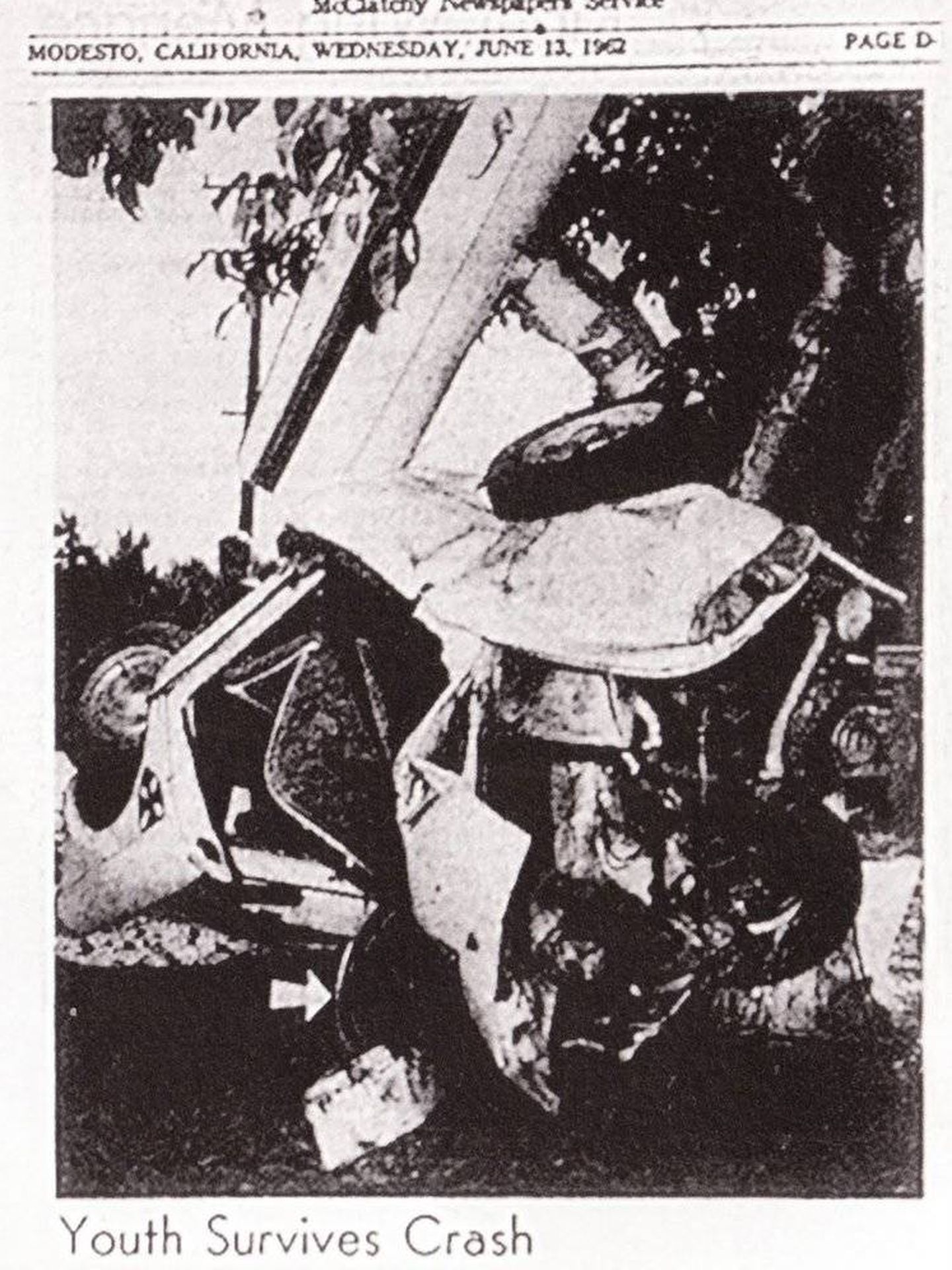 Imagen del periódico en la que se muestra cómo quedó el coche de Lucas.