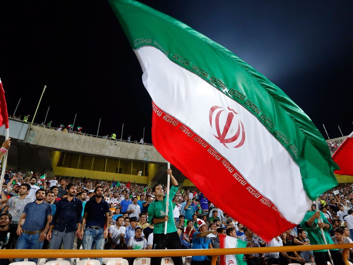 Foto: Aficionados de Irán en un partido de fútbol. (EFE/Abedin Taherkenareh)