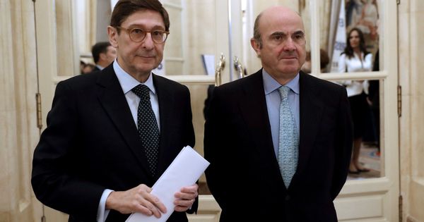 Foto: El ministro de Economía, Industria y Competitividad, Luis de Guindos, junto al presidente de Bankia, José Ignacio Goirigolzarri. (EFE)