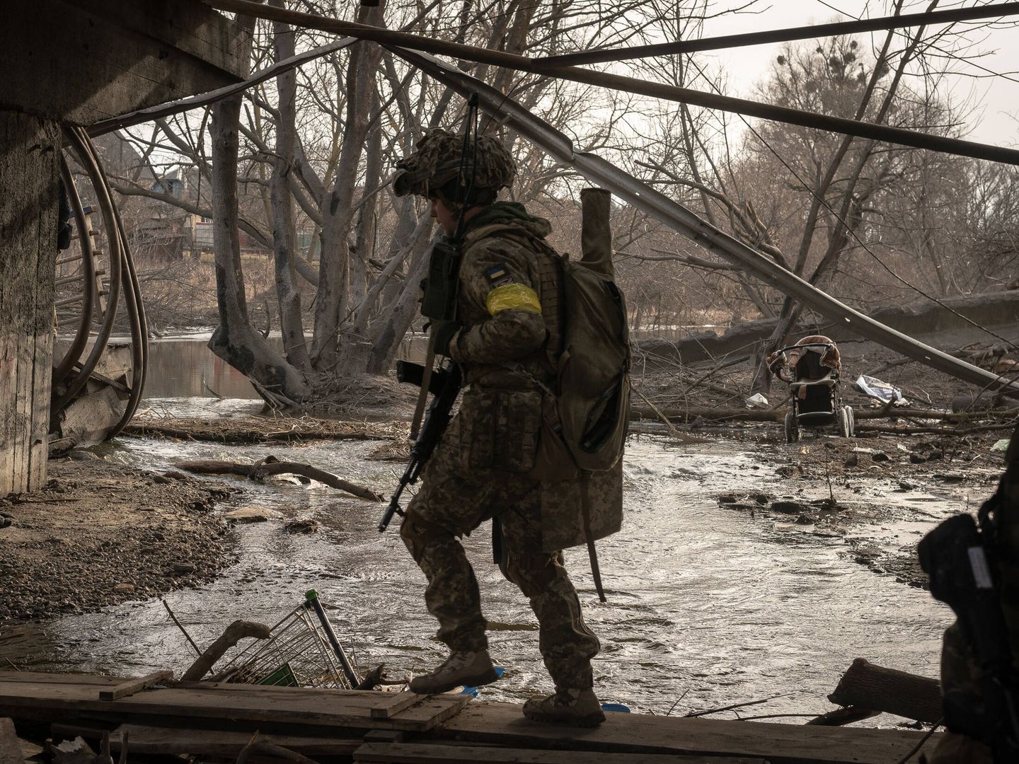 Un soldado ucraniano cruza el río de Irpín en las primas semanas de la invasión rusa. (Albert Lores)
