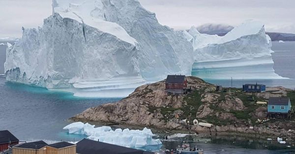 Foto: Vista general de un iceberg situado al lado de la aldea de Innaarsuit, en el municipio de Avannaata, Groenlandia. Foto: EFE Karl Petersen 