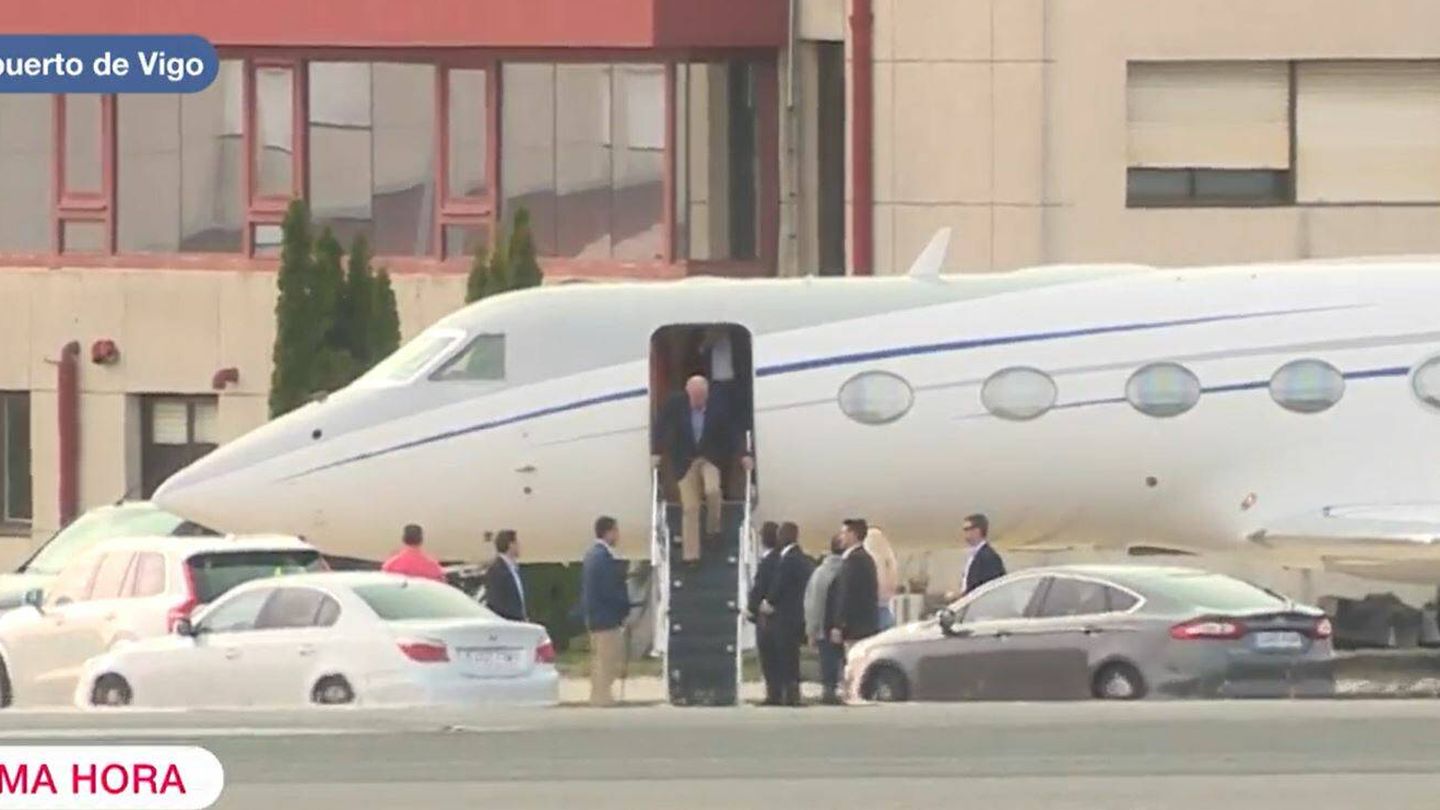 Don Juan Carlos baja del avión. (La Sexta)