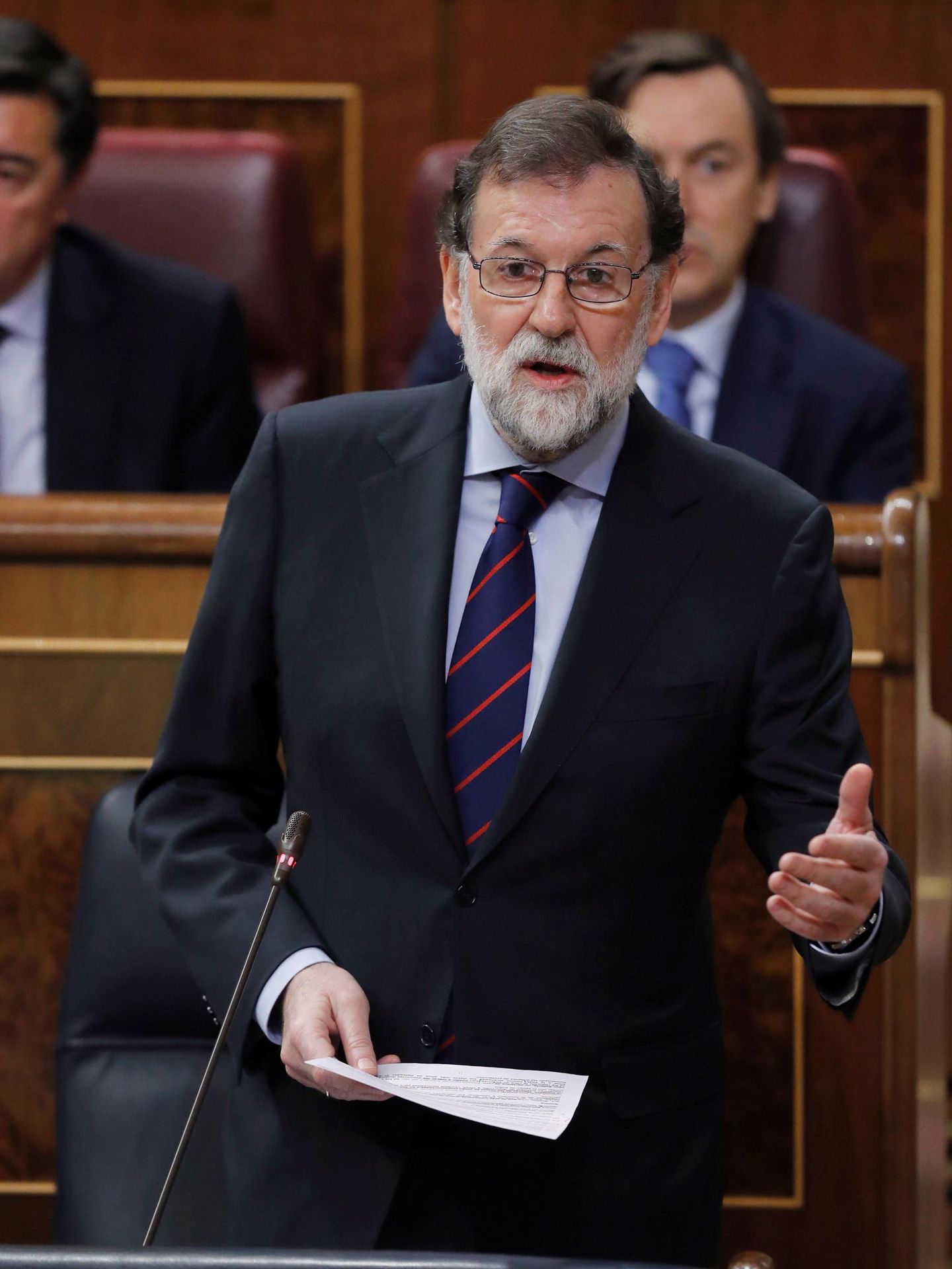 El presidente del Gobierno, Mariano Rajoy se dirige al grupo socialista en El Congreso. (EFE)