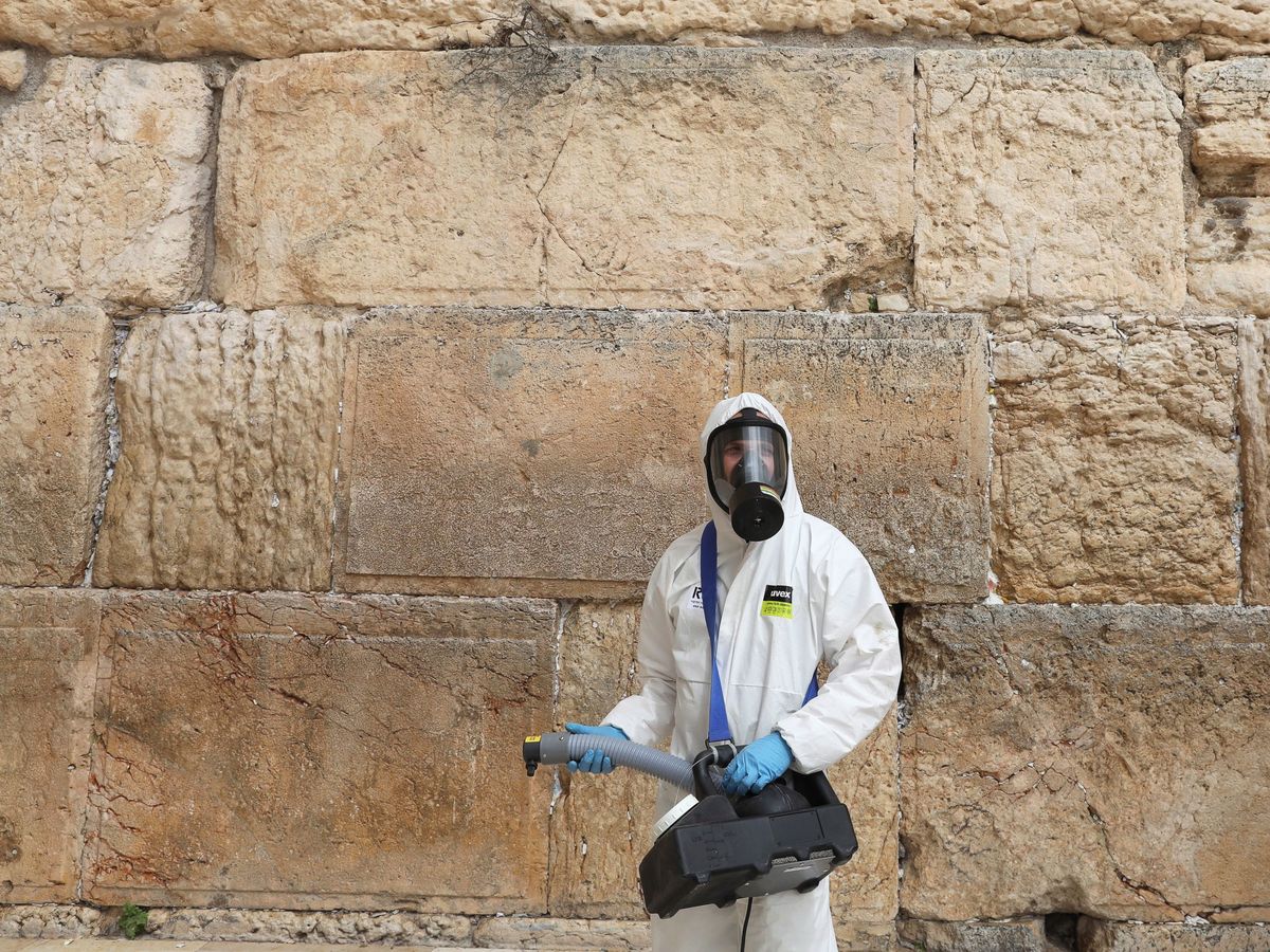 Foto: Un operario desinfecta el Muro de las Lamentaciones, en Jerusalén. (Reuters)