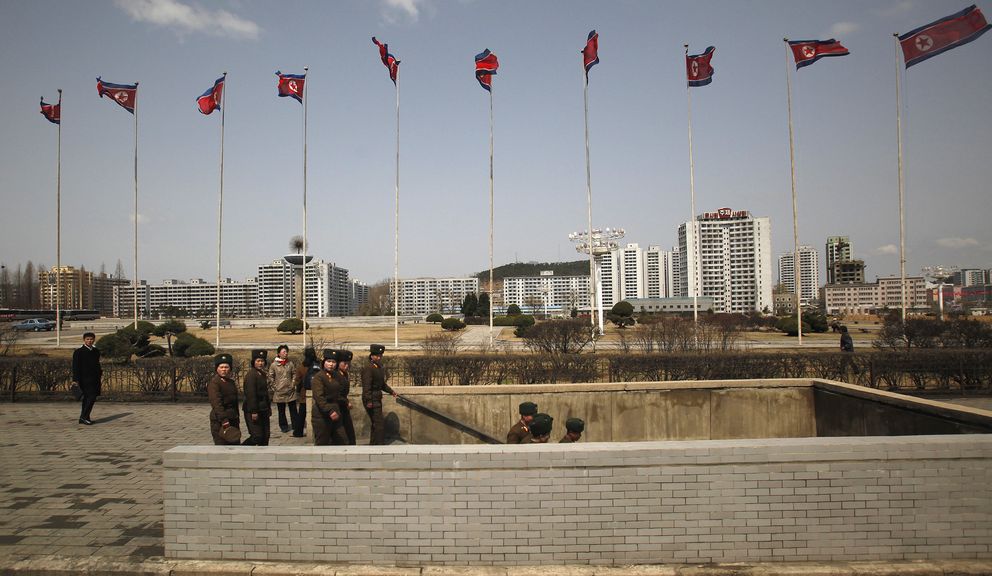 Soldados norcoreanos entran en un paso subterráneo. (Reuters)
