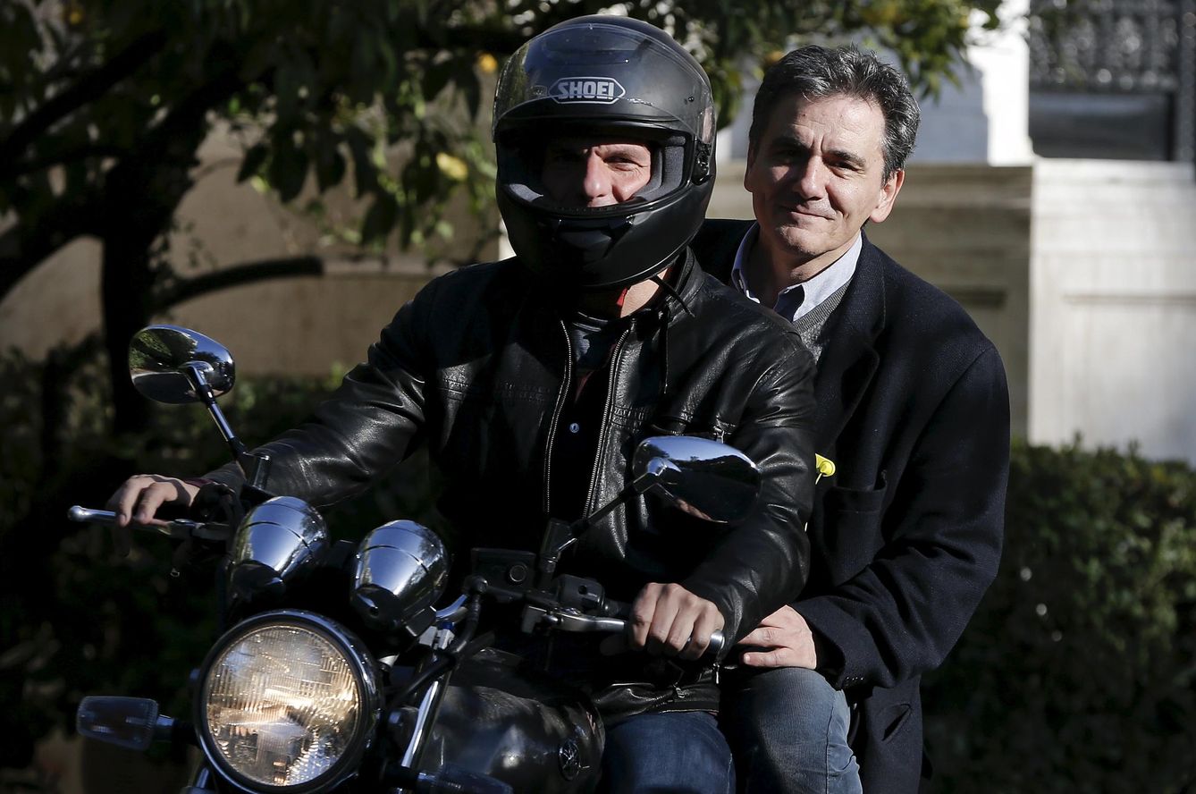 Varufakis y Tsakalotos en la moto del primero (Reuters).