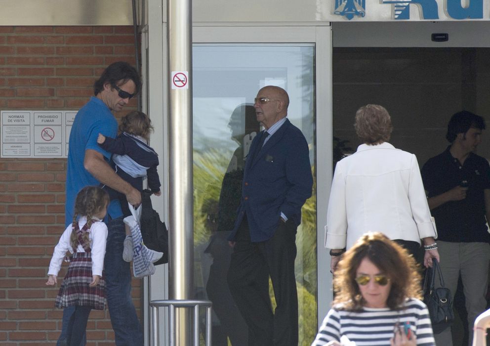Foto: Carlos Moyá junto a sus hijos Carla y Carlos llegando al hospital este miércoles por la tarde. (Gtres)