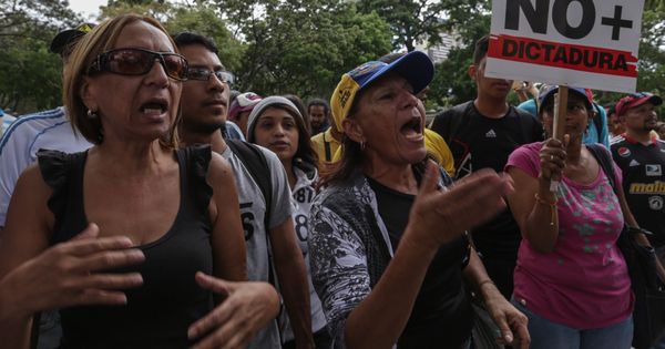Foto: Manifestaciones en Venezuela contra la decisión del Tribunal Supremo venezolano. (EFE)