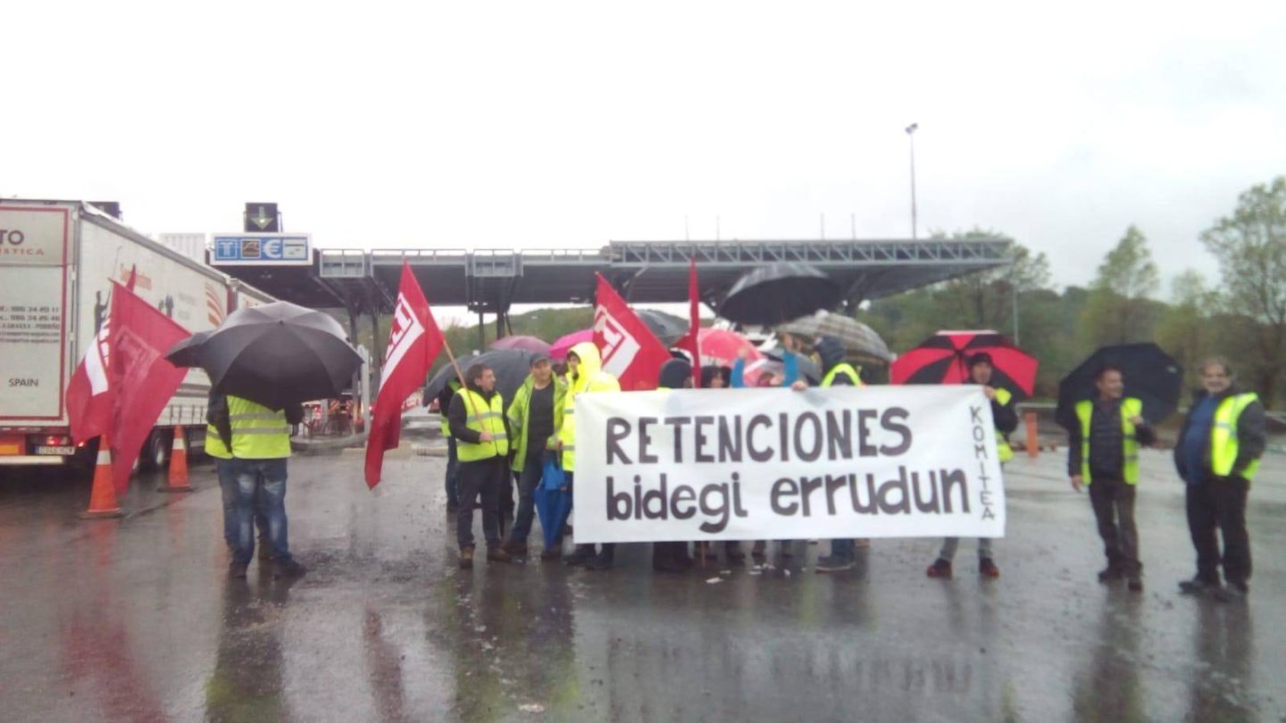 Trabajadores del peaje de la A-8 de Irún se concentran ante las cabinas para protestar. (EC)