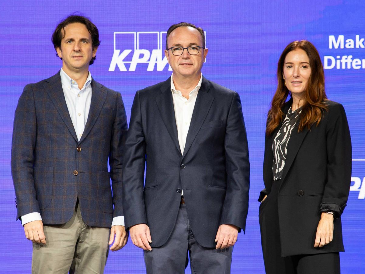 Foto: De izquierda a derecha: José Ramón Cuervo, Alberto Estrelles, socio director de KPMG Abogados, y Eva Hernando. (Cedida)