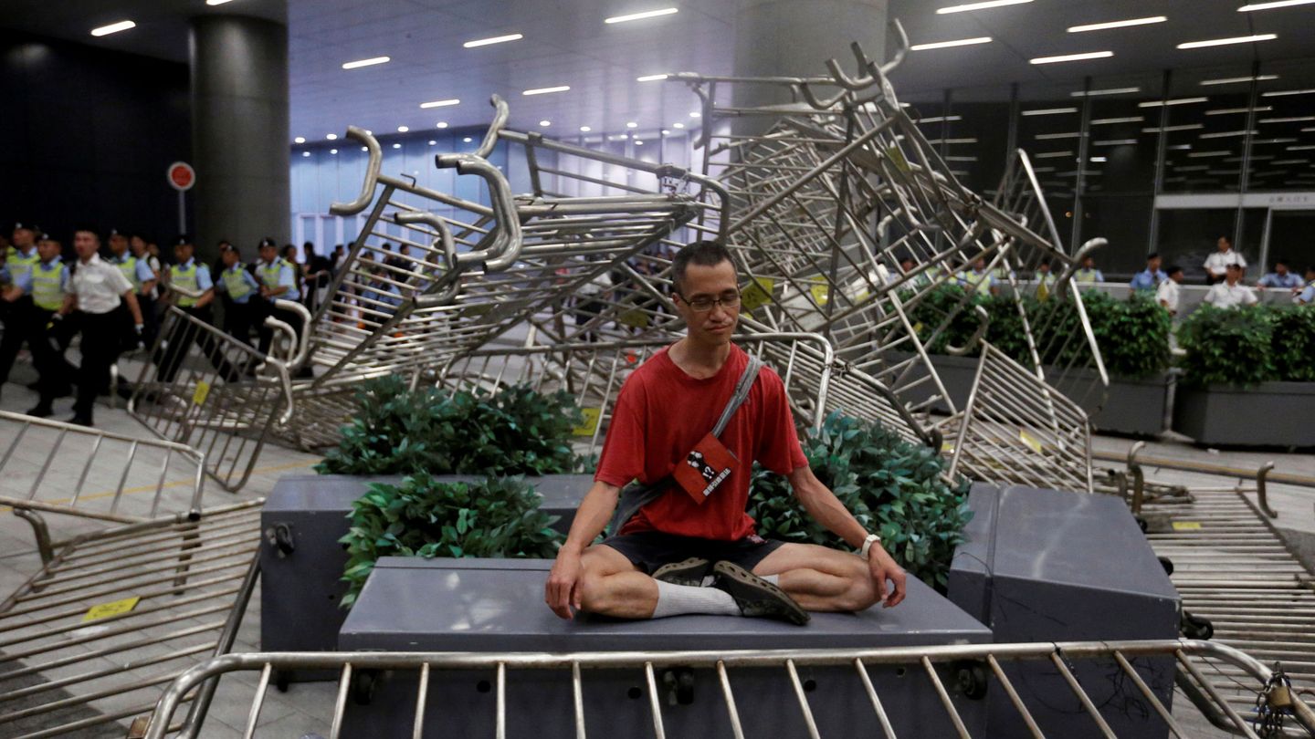 Un hombre medita durante la manifestación en Hong Kong. (EFE)