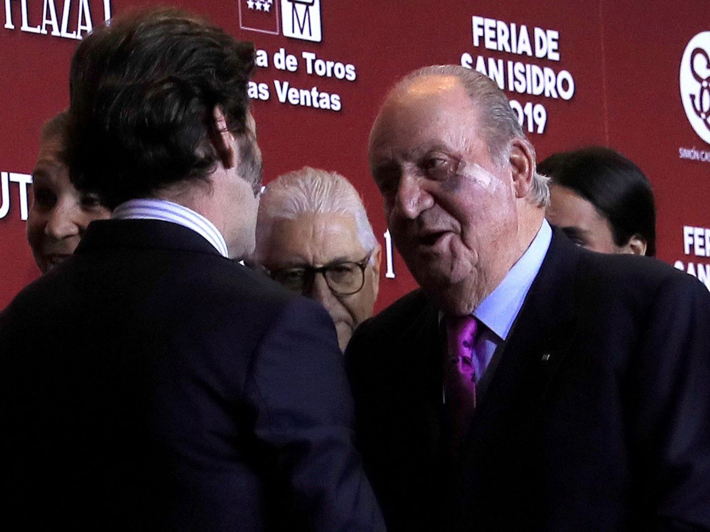 El Rey emérito conversa con el diestro Juan José Padilla. (EFE)