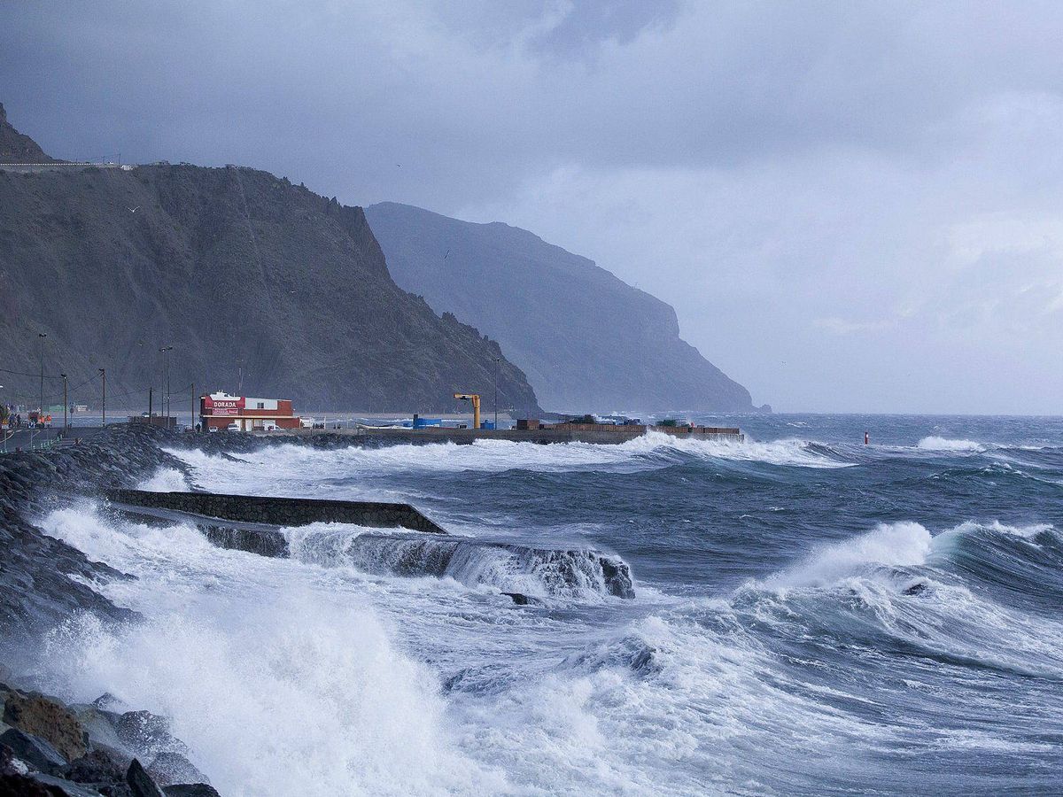 Foto: La costa de Canarias activará alertas amarillas durante la jornada del viernes por fenómenos costeros y vientos. (EFE)