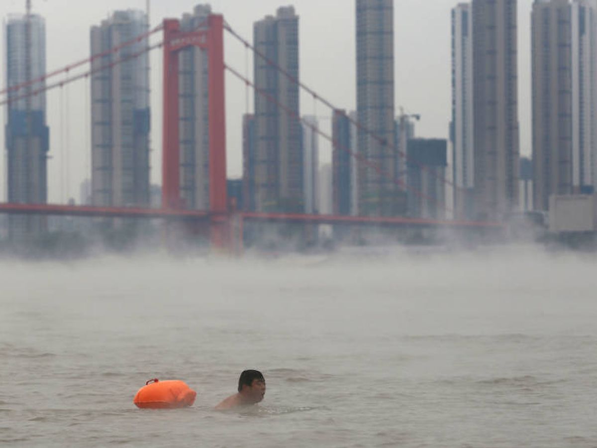 Foto: Un habitante de Wuhan nada en el río Yangtsé. (Reuters)