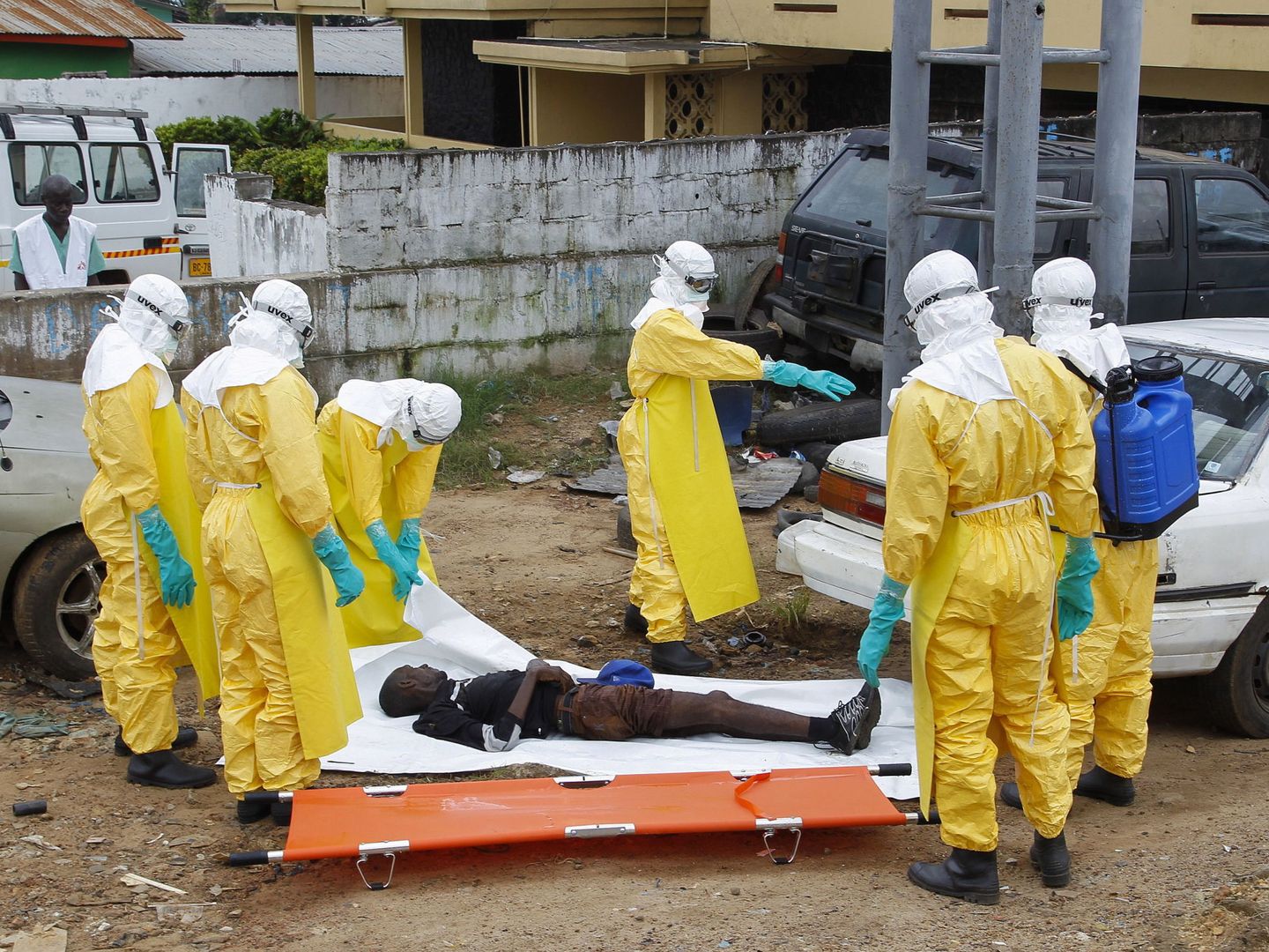 Un equipo de sanitarios traslada a un fallecido por ébola en Monrovia (Liberia), en septiembre de 2014. (EFE)