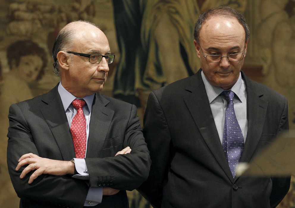 Foto: El gobernador del Banco de España, Luis María Linde (dcha), junto al ministro de Hacienda, Cristóbal Montoro